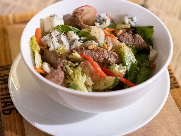 Изи Паб - Теплый салат из говяжьей вырезки с сыром дорблю