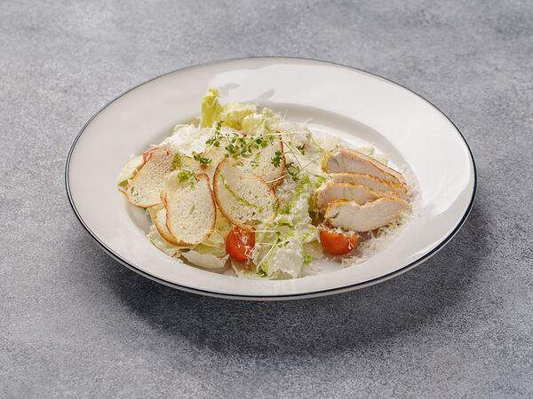 Lobby Bar - Салат с куриной грудкой, романо и яйцом