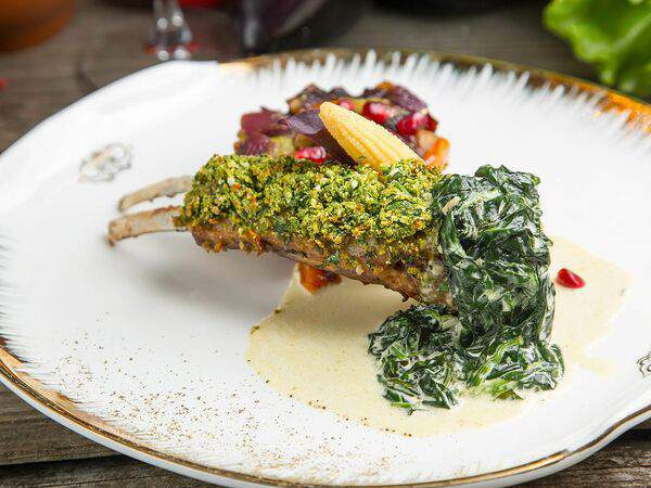 Nar & Sharab - Корейка ягненка в панировке с овощами и шпинатным соусом