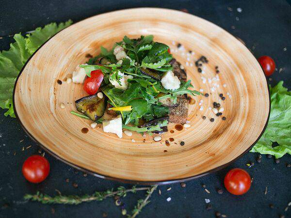 Кафе Арабелла - Салат с баклажанами, козьим сыром и зерновым хлебом