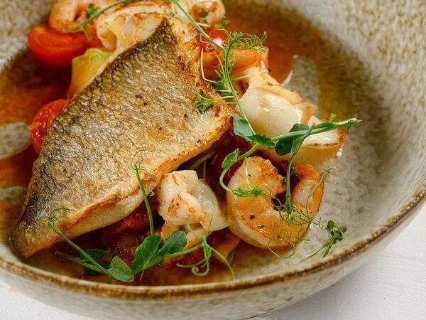 Лель - Филе дорадо с креветками и кальмаром на подушке из цукини с томатами