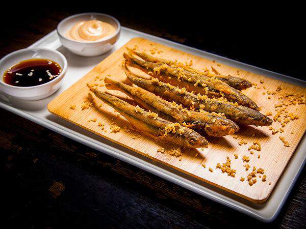 Китайская грамота - Хрустящая азиатская корюшка с сухим чесноком и соусом Чили