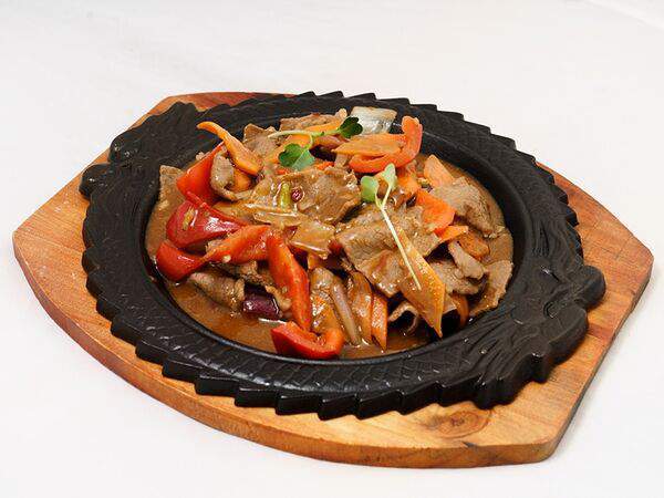 PanAsian Restaurante CHIN-CHIN - Говядина с овощами на сковороде