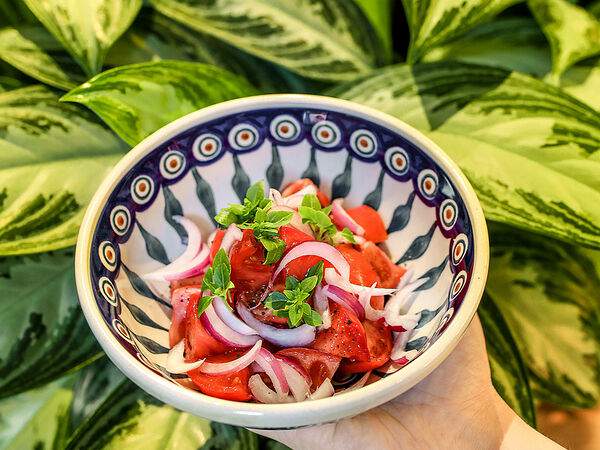 Сыроварня - Салат из помидоров с красным луком