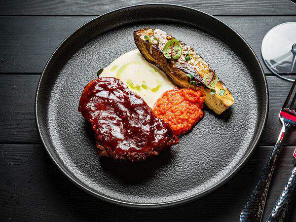 Гости рестопаб - Томленый говяжий язык в глазури