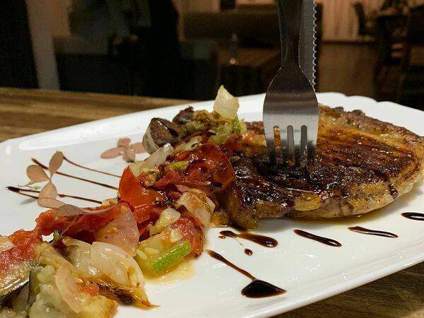 By mama - Стейк из свинины на кости с овощным рататуем