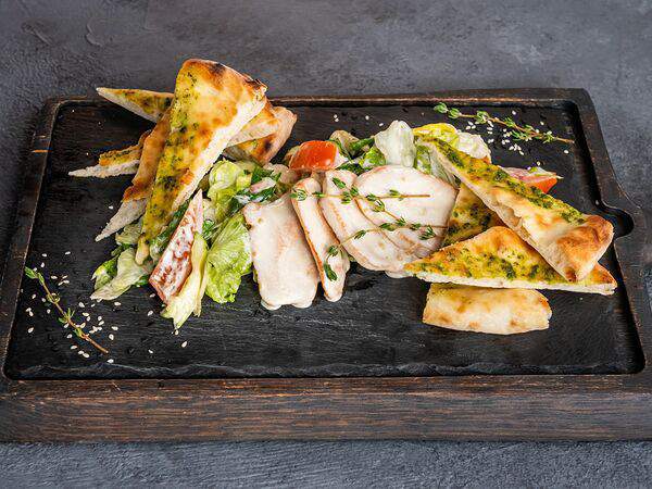 Braubauer - Салат с курицей и фокаччей