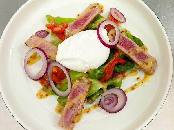 Santa Mozzarella - Салат Тунец и яйцо