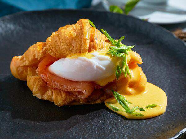 ChaCha - Круассан Бенедикт с лососем