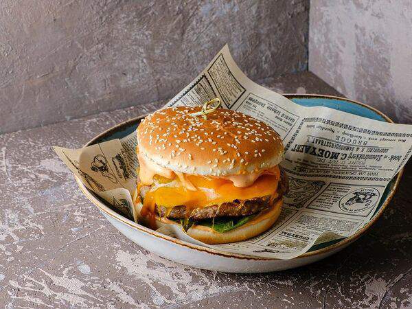 Сыроварня Чизерия - Фирменный бургер с брискетом