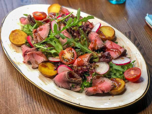 Sw bar - Салат с ростбифом в теплом винном соусе