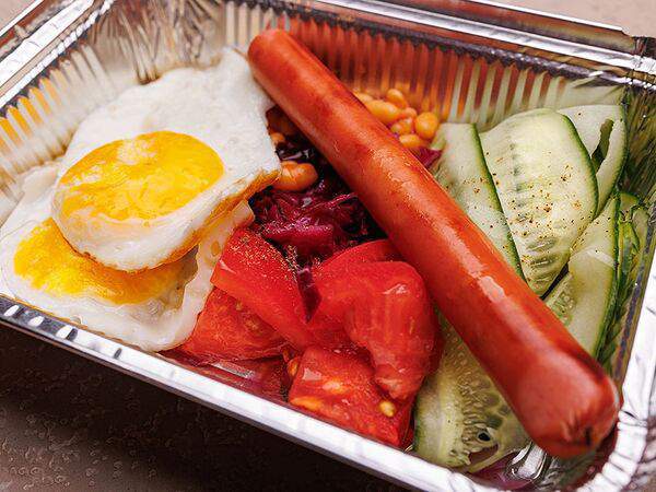 Завтрак - Комбо с сосиской, фасолью и салатом коул слоу