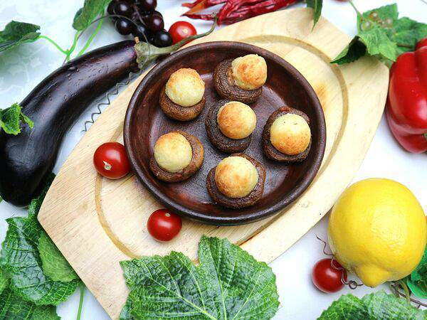 Вечная пятница - Шапочки шампиньонов с сыром сулугуни