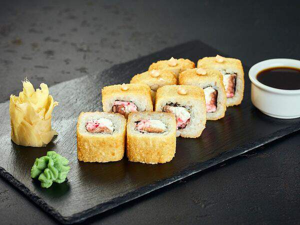 Маэстро суши - Горячий ролл с лососем и снежным крабом