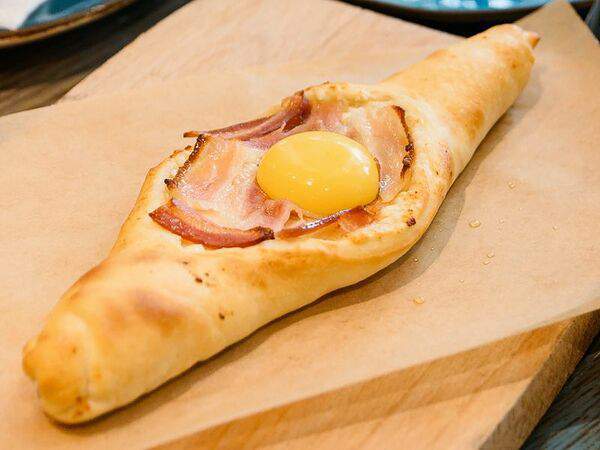 Кинза - Хачапури с яйцом, беконом и карамелизированным луком