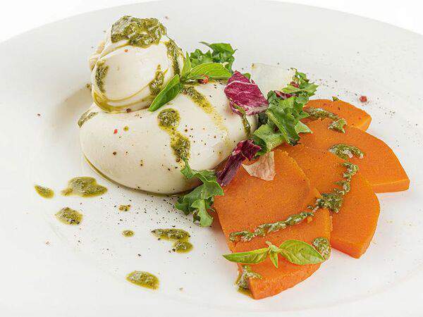 Le Noir - Сыр Буррата на батате с соусом песто