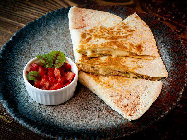 Gastro Pub Hooligans - Пикантная Кесадилья с курицей и сыром