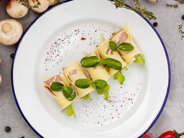 Кафе Кухня - Рулетики из говядины с сыром маасдам