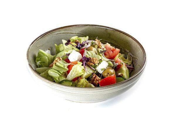 Веранда - Греческий с гиганскими оливками, мягким сыром и грецким орехом