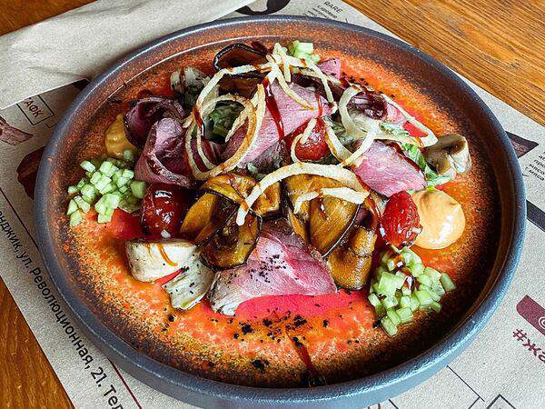 Мясо и вино - Салат с ростбифом, обжаренным баклажаном и бланшированными помидорами черри