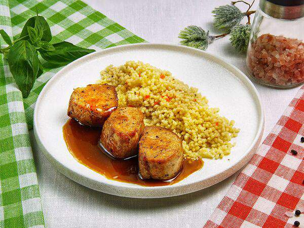 Burrata - Свиные медальоны с кускусом и соусом демигляс