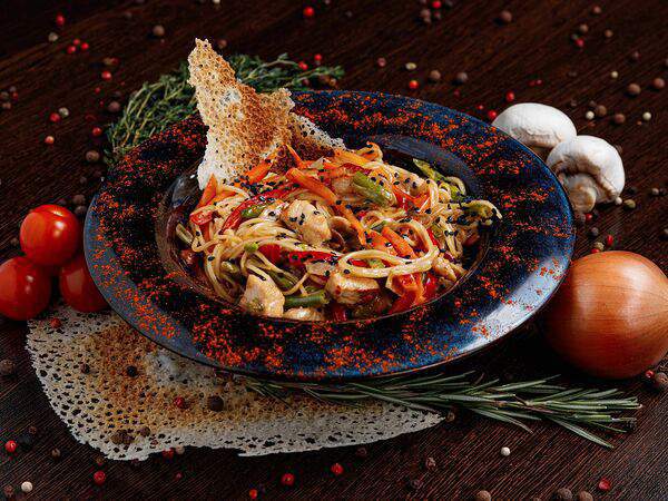 Rave Resort - Китайская лапша с кисло-сладкой свининой