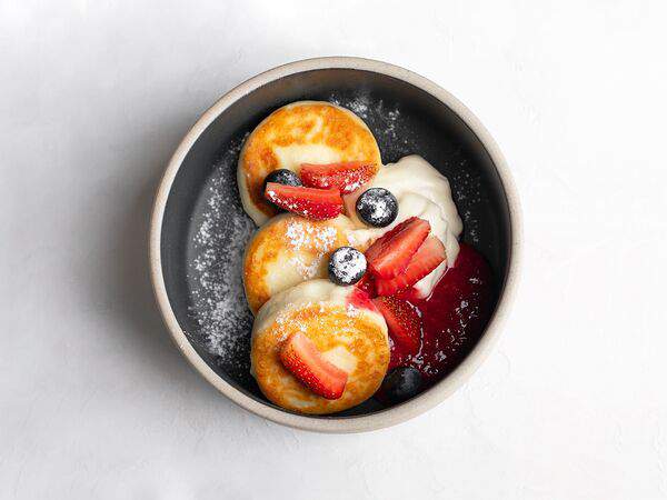 Здрасте кафе - Сырники без глютена с малиновым джемом и чиа