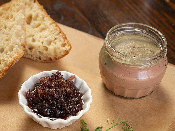 Онегин - Паштет из куриной печени с луковым джемом