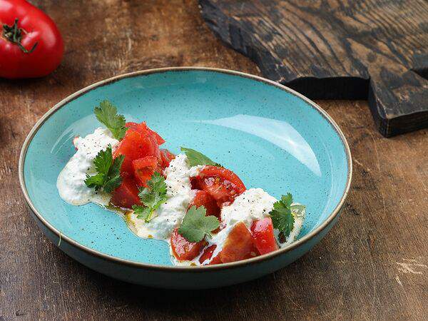 Хинкали Котэ - Салат из томатов и с мягким сыром и морковным соусом