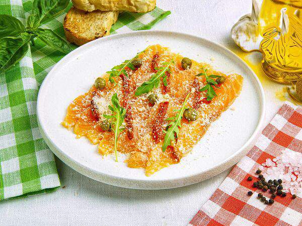 Burrata - Карпаччо из лосося с вялеными томатами