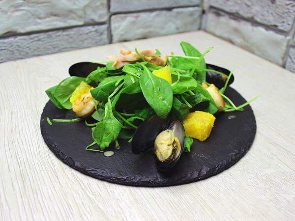 Bela Kava - Теплый салат с рукколой и морепродуктами