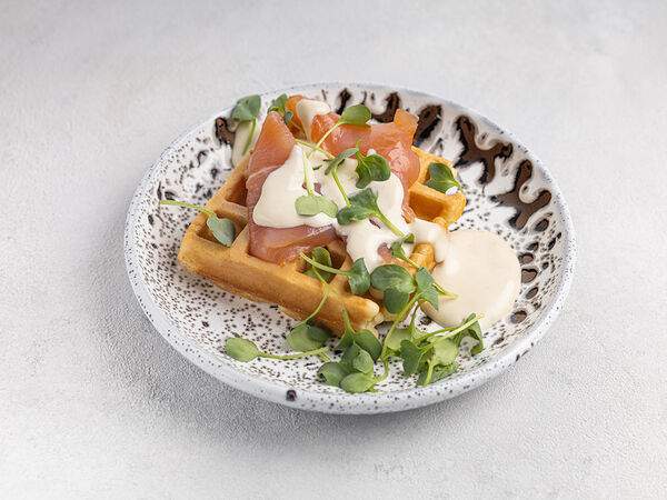 Корж - Вафля с лососем и сырным соусом