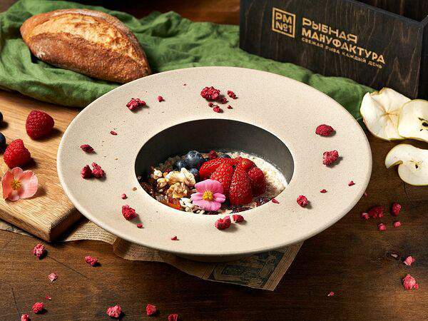 Рыбная мануфактура №1 - Гречневые хлопья на миндальном молоке с ягодами и орехами