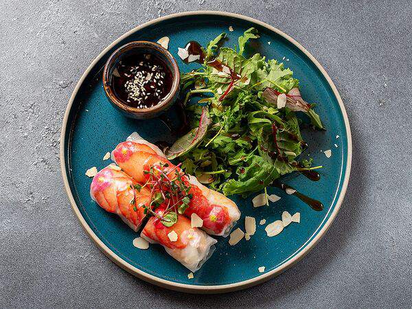 Goya - Спринг-ролл с креветкой, клубникой и манго