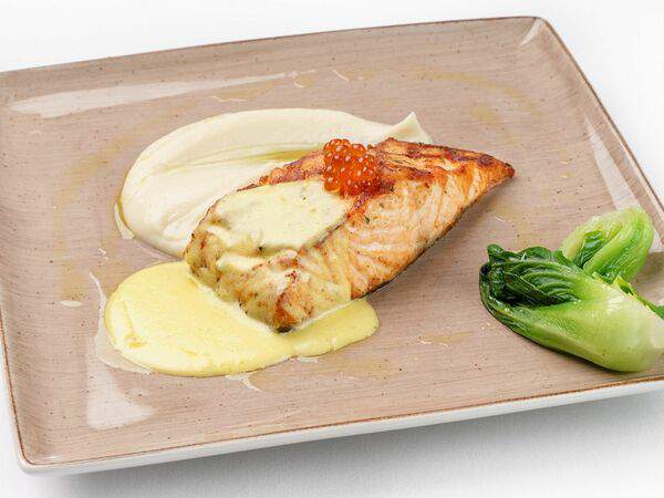 Магадан - Филе лосося в шафрановом соусе