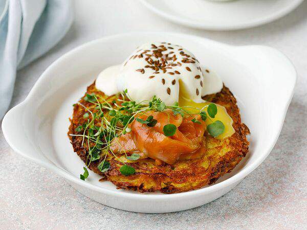 Гости - Картофельный драник с лососем, яйцом пашот и голландским соусом