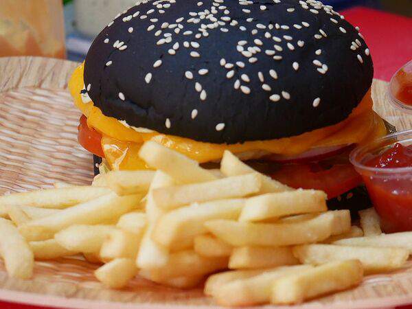 Kaikan - Черный бургер с говядиной и картошка фри