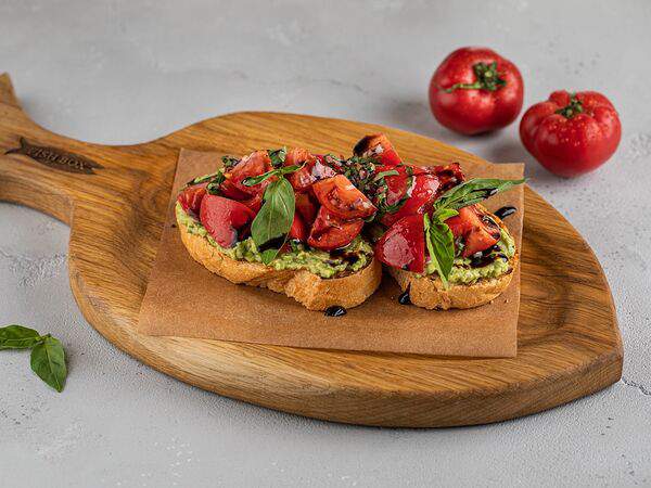 Fish Box - Брускетта с гуакамоле и томатами