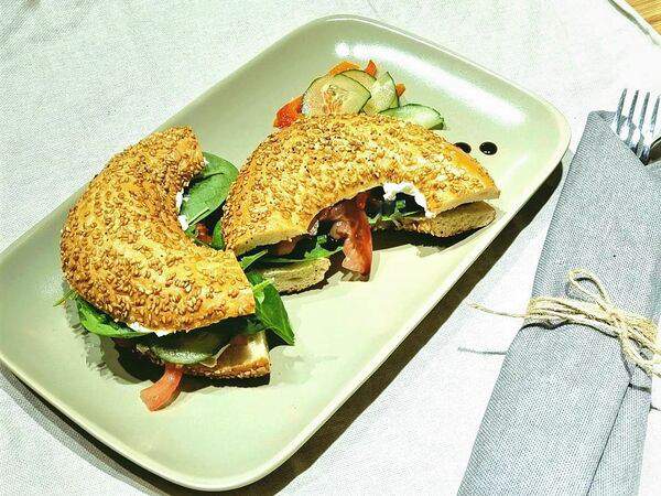 Nova Coffee - Бейгл с печеным перцем и страчателлой