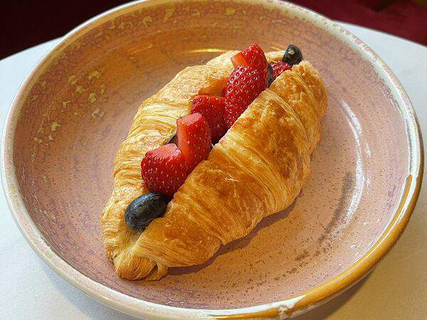 Гурмерия De Paris - Круассан со свежими ягодами и малиновым соусом