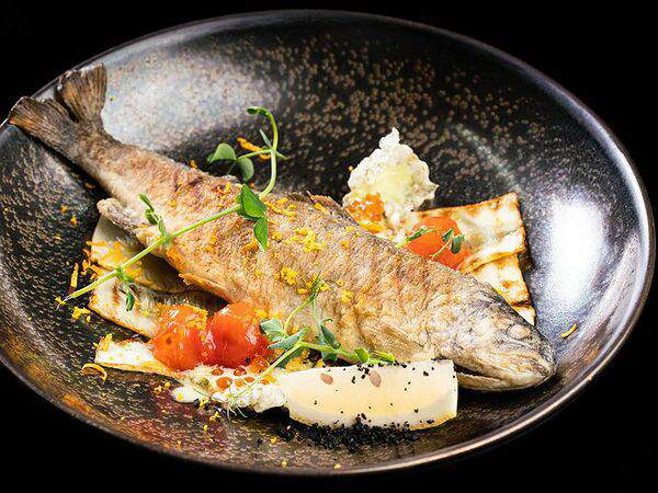 Café Brasserie - Радужная форель на гриле со спаржей и соусом васаби