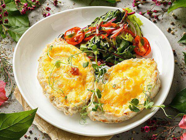 Вэлфед - Куриные лодочки с яйцом запеченные под сыром с овощным салатом