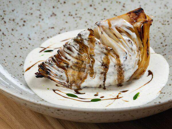 Разжигатели - Запеченная молодая капуста с луковым и трюфельным соусами