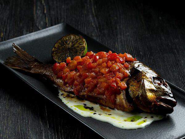 BUNKER - Дорадо копченая с сальсой из печеного перца