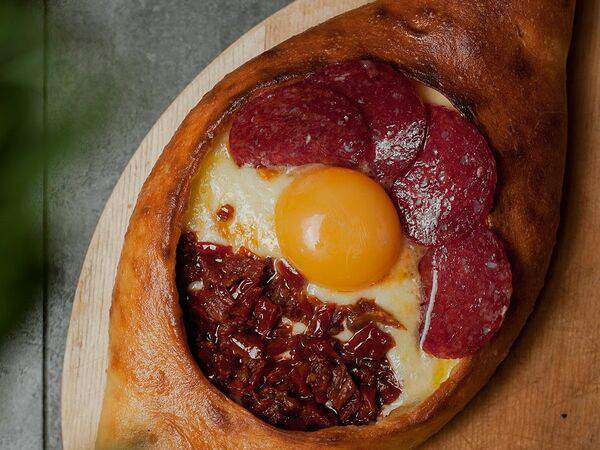 Хачапури для Пушкина - Аджарское с вялеными томатами и салями