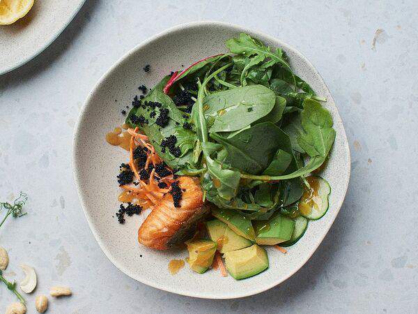 Kobutsu - Салат с лососем и авокадо