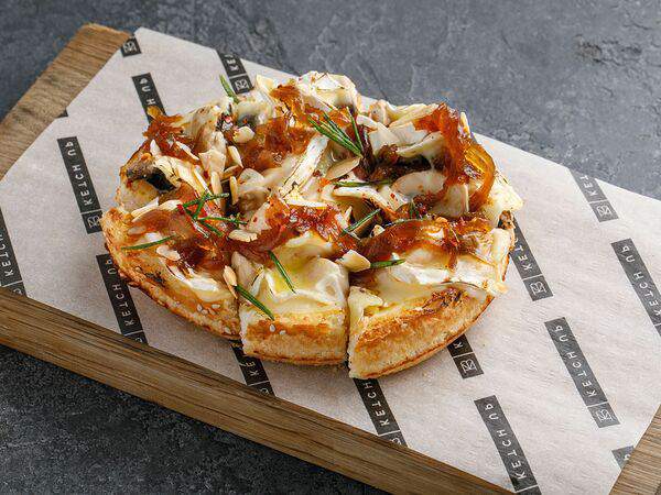 Ketch Up - Запеченный сыр бри на пшеничной булочке