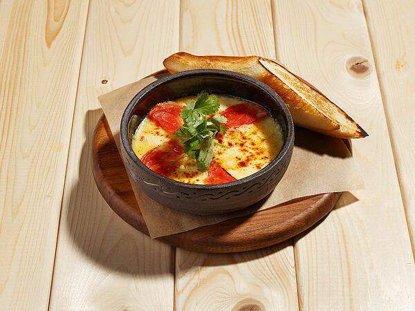 Дади - Сулугуни, запечённый с томатами