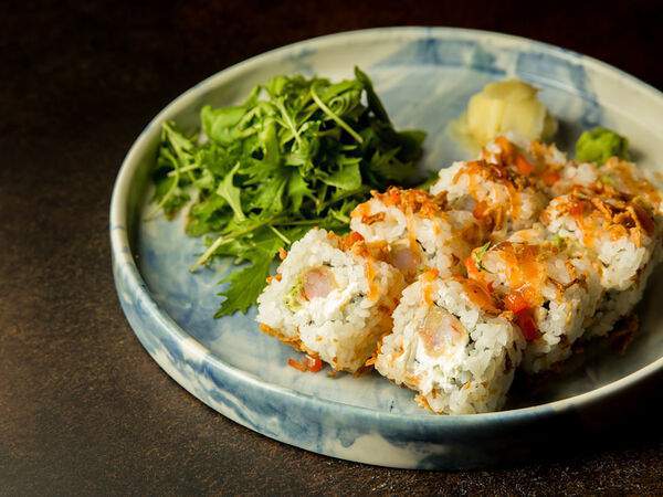 Горячо Азия - Ролл с креветкой темпура и соусом манго-чили