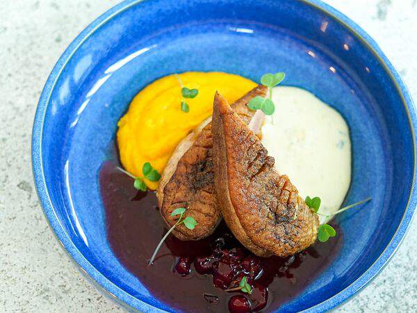 Plum - Утиная грудка с пюре из печеной моркови